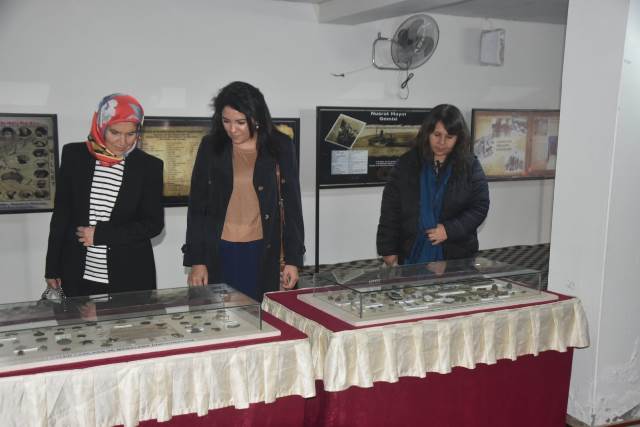 Çanakkale Gezici Müzesini Kaymakamımız Tuncay Topsakaloğlu'nun Eşi Gül Topsakaloğlu Ziyaret Etti