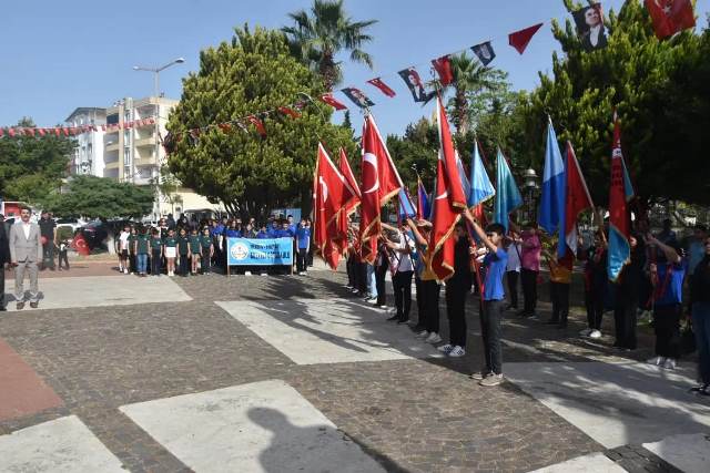 23 Nisan'da İlçemizde Atatürk Anıtına Çelenk Sunuldu